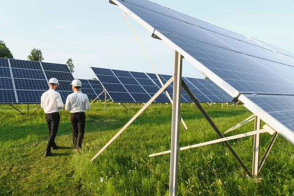 Farma Słoneczna Panel Słoneczny Dwóch Inżynierów Chodzić Aby Sprawdzić Działanie — Zdjęcie stockowe
