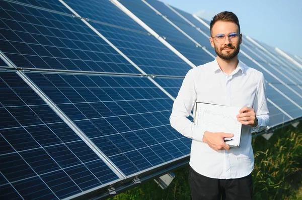 stock image Solar power plant. Engineer on a background of photovoltaic panels. Science solar energy.