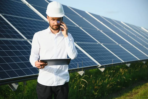 stock image Solar power plant. Engineer on a background of photovoltaic panels. Science solar energy.