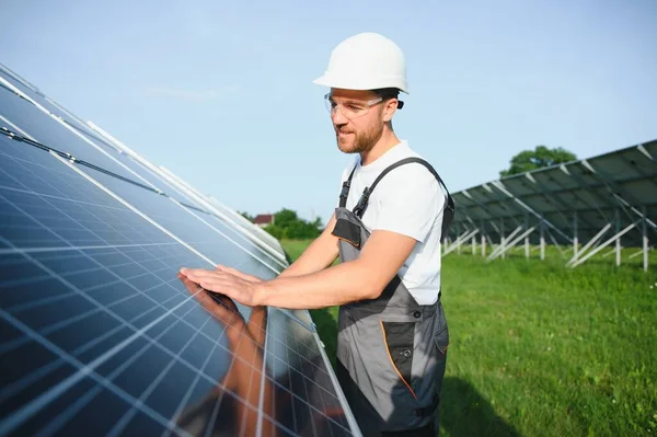 Trabalhador Masculino Usina Energia Solar Fundo Painéis Fotovoltaicos — Fotografia de Stock