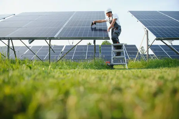 屋外に太陽光パネルを設置する労働者 — ストック写真