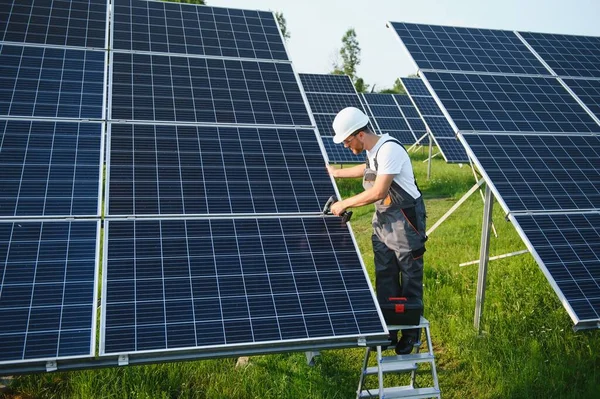 Pracownik Instalujący Panele Słoneczne Zewnątrz — Zdjęcie stockowe