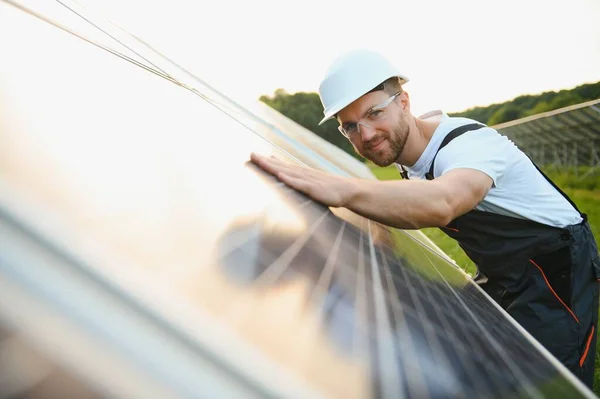 Ingeniero Hombre Uniforme Trabajando Granja Energía Paneles Solares Campo Del —  Fotos de Stock