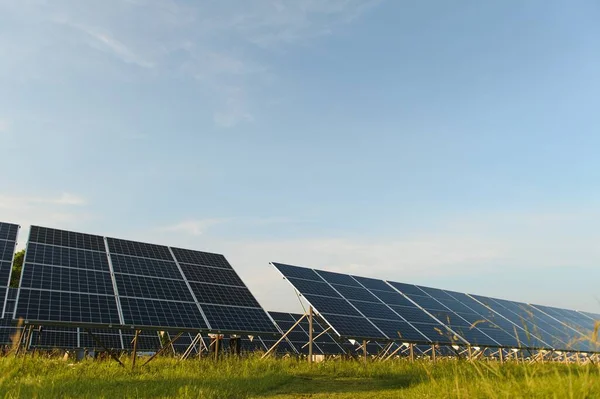 太陽光パネルと青空 太陽光発電パネルシステム太陽光発電 より良い未来のためのクリーンテクノロジー — ストック写真