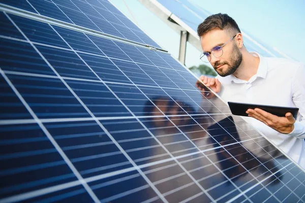 Güneşli Bir Günde Güneş Çiftliğinde Çalışırken Fotovoltaik Panelleri Kontrol Etmek — Stok fotoğraf
