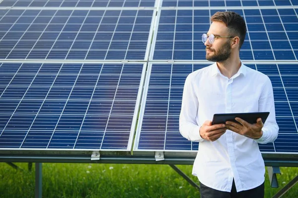 Güneşli Bir Günde Güneş Çiftliğinde Çalışırken Fotovoltaik Panelleri Kontrol Etmek — Stok fotoğraf
