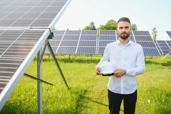 Solar Power Plant Man Standing Solar Panels Renewable Energy — Fotografia de Stock