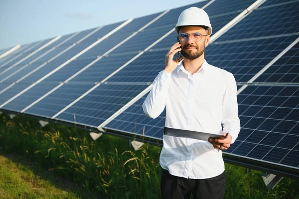 Pozitív Szakállas Férfi Befektető Alternatív Energiát Termelő Fotovoltaikus Panelek Ellen — Stock Fotó