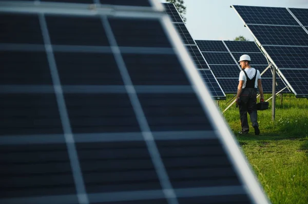 Pracownik Przechodzi Przez Farmę Paneli Słonecznych — Zdjęcie stockowe