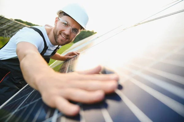 Homem Engenheiro Uniforme Trabalhando Painéis Solares Fazenda Energia Campo Painel — Fotografia de Stock