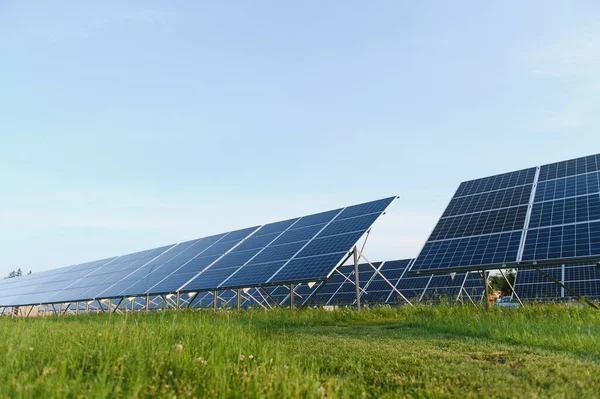 太陽光パネルと青空 太陽光発電パネルシステム太陽光発電 より良い未来のためのクリーンテクノロジー — ストック写真