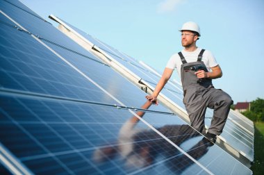 Dışarıda güneş panelleri kuran işçiler