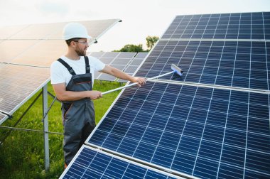 Güneş panelleri yükleme açık havada sonra temizlik işçisi