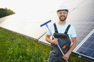 Güneş panelleri yükleme açık havada sonra temizlik işçisi