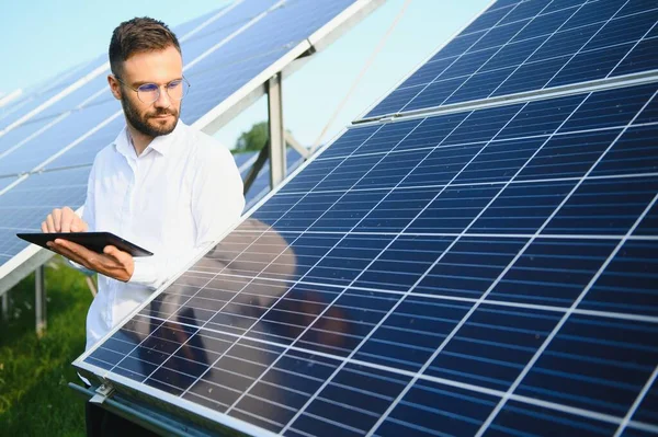 Fotovoltaik Panellerin Arka Planında Tableti Olan Erkek Işçi Güneş Enerjisi — Stok fotoğraf