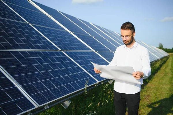 Fotovoltaik Panellerin Arka Planında Erkek Işçi Güneş Enerjisi Santrali — Stok fotoğraf