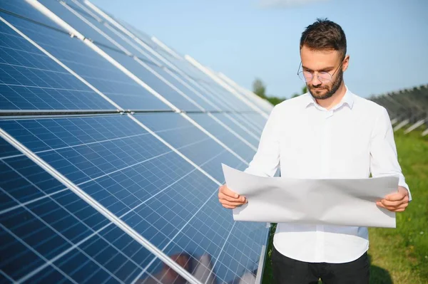 Solar Power Plant Man Standing Solar Panels Renewable Energy — Fotografia de Stock