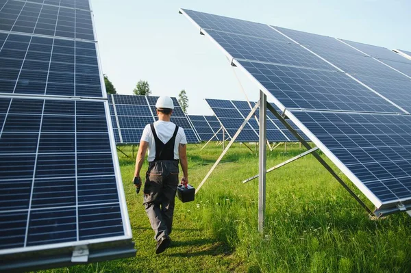 Pracownik Przechodzi Przez Farmę Paneli Słonecznych — Zdjęcie stockowe