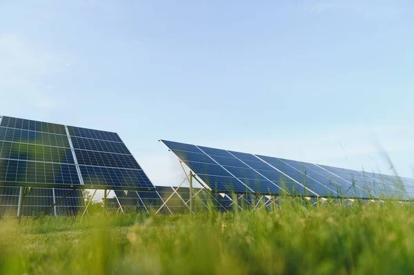 空を背景にした太陽光発電所 — ストック写真