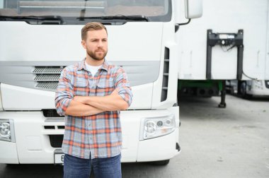 Otoparkta kameraya bakan kendine güvenen kamyon şoförünün portresi. Boşluğu kopyala