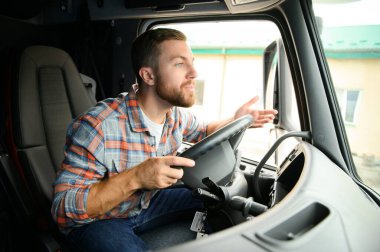 Kızgın kamyon şoförü aracında bağırıyor..