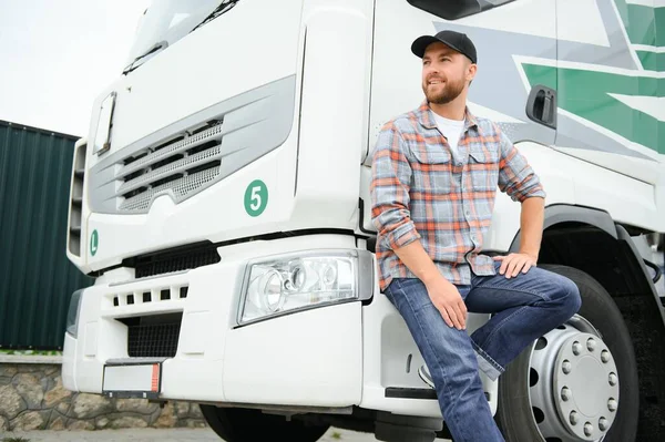 Orgulhoso Camionista Profissional Frente Seu Caminhão Caminhão Transporte Tema — Fotografia de Stock