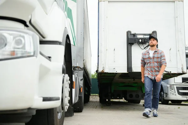 Pengendara Truk Profesional Yang Bangga Berdiri Depan Truknya Tema Trucking — Stok Foto