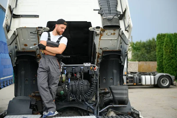 Man Uniform Truck Repair Car Malfunction — Stock Photo, Image