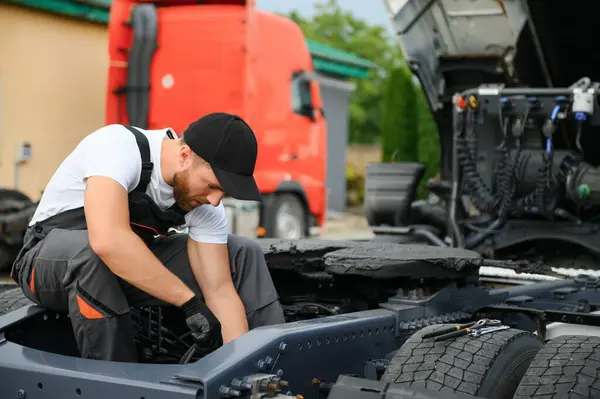 Homme Uniforme Réparation Camions Dysfonctionnement Voiture — Photo