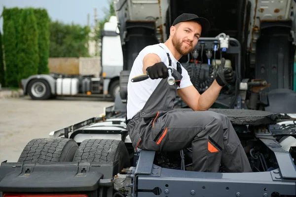 Yarı Kamyon Bakım Altında Traktör Düzeltmek Için Beyaz Kamyonu Makinist — Stok fotoğraf