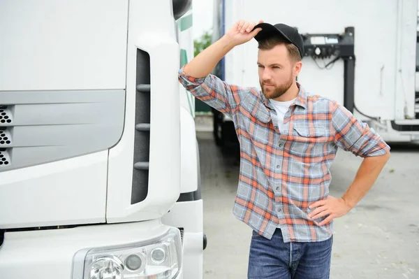 Pengendara Truk Profesional Yang Bangga Berdiri Depan Truknya Tema Trucking — Stok Foto