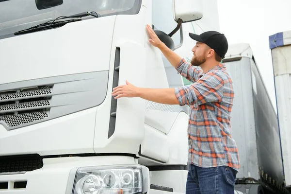 Portrait Trucker Standing His Truck Ready Driving Driver Occupation Transportation — Stock Photo, Image