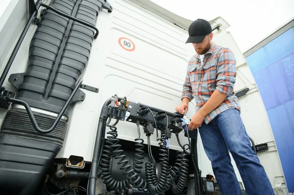View Driver Connecting Power Cables Trailer Commercial Truck — Stock Photo, Image