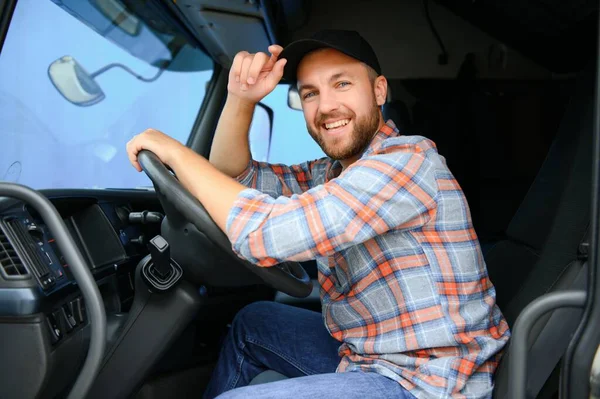 Direksiyonun arkasındaki kamyon şoförünü kapatın. Boşluğu kopyala