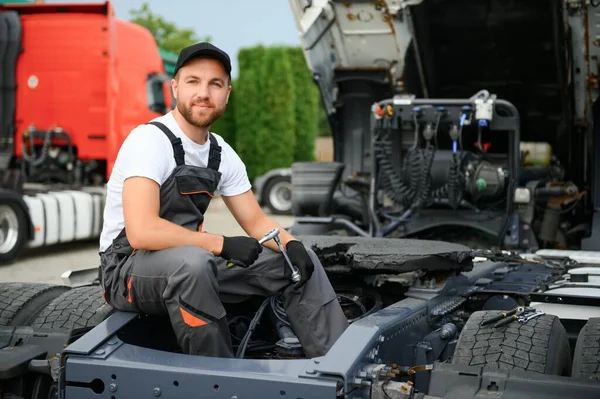 Semi Vrachtwagen Onder Onderhoud Kaukasische Vrachtwagen Monteur Werken Lossen Van — Stockfoto