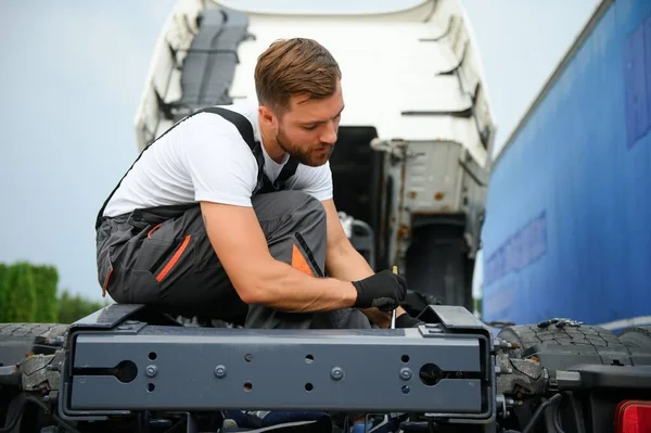 Professional Truck Mechanic Working Vehicle Repair Service — Stock Photo, Image