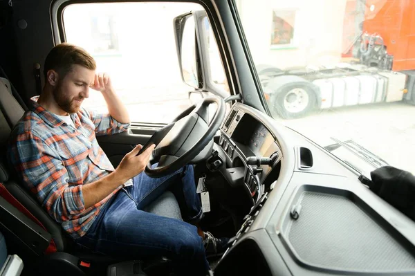 Homem Caminhão Motorista Sentado Volante Carro Segurando Tablet Digital Suas — Fotografia de Stock