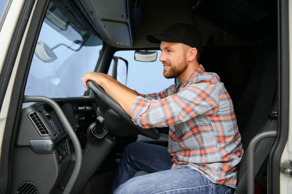 Zamknij Kierowcę Ciężarówki Kierownicą Przestrzeń Kopiowania — Zdjęcie stockowe