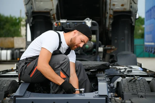 Mécanicien Camion Professionnel Travaillant Dans Service Réparation Véhicules — Photo
