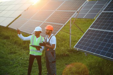 Güneş panelleri alanında çok ırklı işçilerden oluşan bir ekip.