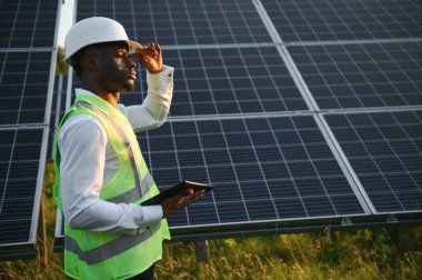 Fotovoltaik Yeşil Enerji Teknolojisi. Güneş Paneli Fabrikasında İşçi.