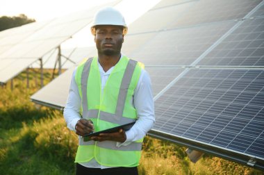 Genç Afrikalı Amerikalı mühendis güneş panelleri alanında