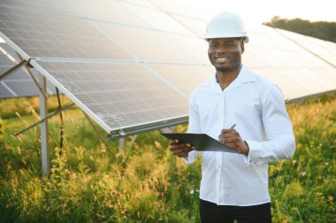 Genç Afrikalı Amerikalı mühendis güneş panelleri alanında
