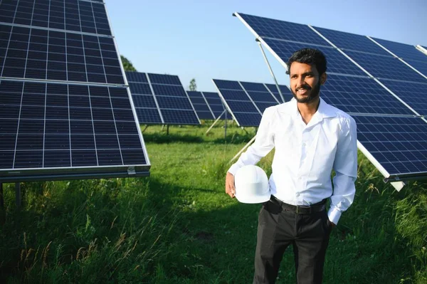 Portret Młodego Indyjskiego Inżyniera Stojącego Pobliżu Paneli Słonecznych Czystym Tle — Zdjęcie stockowe
