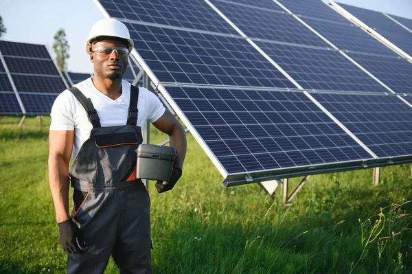 Portret Afrykańskiego Inżyniera Elektryka Kasku Ochronnym Jednolitym Montażu Paneli Słonecznych — Zdjęcie stockowe
