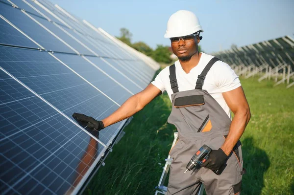 Portret Afrykańskiego Inżyniera Elektryka Kasku Ochronnym Jednolitym Montażu Paneli Słonecznych — Zdjęcie stockowe