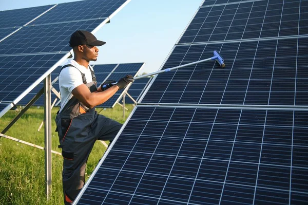 Alternatywny Pracownik Elektrowni Jednolitym Czyszczeniu Paneli Słonecznych Mopem Przystojny Afroamerykanin — Zdjęcie stockowe