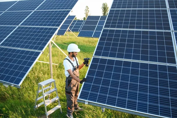 Trabalhador Indiano Instala Painéis Solares Conceito Energia Renovável — Fotografia de Stock