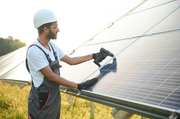 Trabalhador Indiano Está Trabalhando Instalação Painéis Solares Campo — Fotografia de Stock