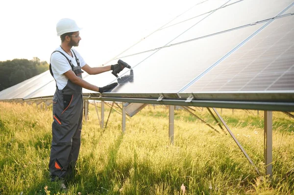 Mężczyzna Arabski Inżynier Stojący Polu Rzędami Słonecznych Paneli — Zdjęcie stockowe